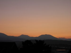 道場から撮った戸隠山と黒姫山